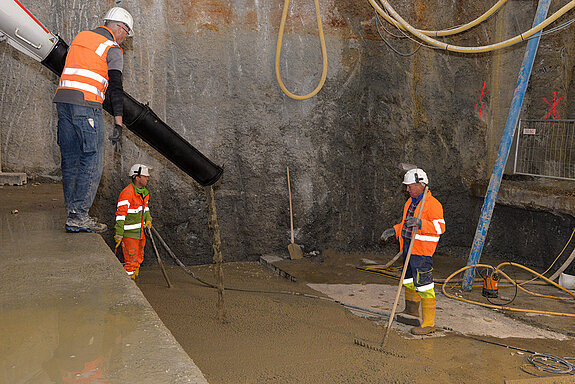 Der 700 Meter lange Tunnel der Westtangente Freising verfügt seit 16. April über eine durchgängige Sohle - hier im Bild die finalen Arbeiten. (Foto: Stadt Freising)