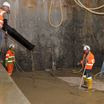 Der 700 Meter lange Tunnel der Westtangente Freising verfügt seit 16. April über eine durchgängige Sohle - hier im Bild die finalen Arbeiten. (Foto: Stadt Freising)
