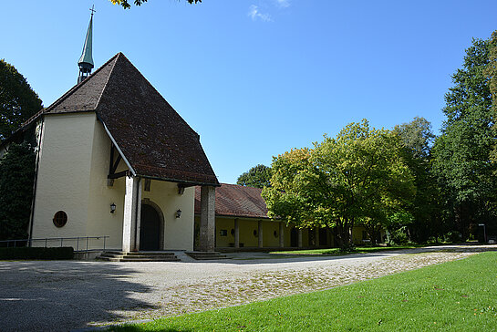 Aussegnungshalle auf dem Waldfriedhof in Freising (Foto: Stadt Freising)