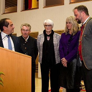 Große Ehre! Bürgermeister Christan Béraud (links) verleiht die Stadtmedaille von Arpajon an OB Tobias Eschenbacher (rechts), Zuhörer*innen der Laudatio sind Hubert Hierl, Martine Braquet und Birgit Mooser-Niefanger (v.l.). (Foto: Stadt Freising)