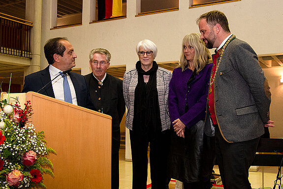 Große Ehre! Bürgermeister Christan Béraud (links) verleiht die Stadtmedaille von Arpajon an OB Tobias Eschenbacher (rechts), Zuhörer*innen der Laudatio sind Hubert Hierl, Martine Braquet und Birgit Mooser-Niefanger (v.l.). (Foto: Stadt Freising)