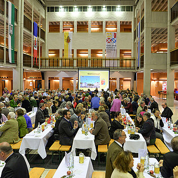 Blick in die Aula - vor offiziellem Beginn.