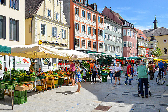 Die Marktstände locken zum Flanieren und Genießen in der Unteren Hauptstraße sowie am Marienplatz. (Foto: Stadt Freising)