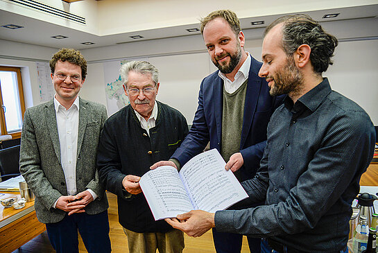 Dommusikdirektor Egger überreicht die Partitur an OB Eschenbacher, Kulturreferent Hierl und Stadthistoriker Notter (von rechts, Foto: Stadt Freising).
