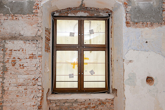 Ein ausgetauschtes Fenster im Innenraum des Asamgebäudes. (Foto: Stadt Freising) 