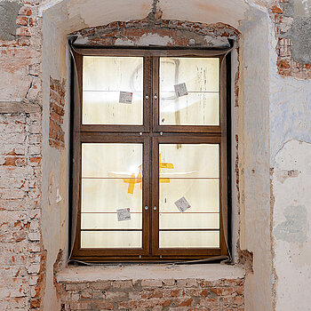 Ein ausgetauschtes Fenster im Innenraum des Asamgebäudes. (August 2021/Foto: Stadt Freising) 