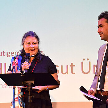 Meral Meindl und Mesut Ünal  als die beiden Sprecher*innen des Migrationsrats bei der Preisverleihung des "Interkulturellen Preises - Für Vielfalt in Freising" 2021.
