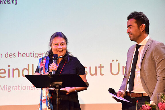 Meral Meindl und Mesut Ünal  als die beiden Sprecher*innen des Migrationsrats bei der Preisverleihung des "Interkulturellen Preises - Für Vielfalt in Freising" 2021.