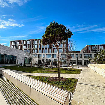 Der Pausenbereich der Mittelschule am SteinPark. Links im Bild die Dreifachsporthalle. (Foto: Stadt Freising).