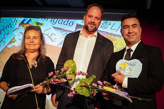 Auf dem Bild sind (v.l.) Meral Meindl, Oberbürgermeister Eschenbacher und Mesut Ünal zu sehen.