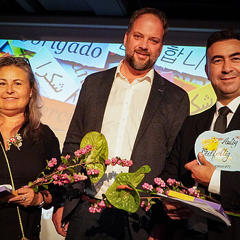 Auf dem Bild sind (v.l.) Meral Meindl, Oberbürgermeister Eschenbacher und Mesut Ünal zu sehen.