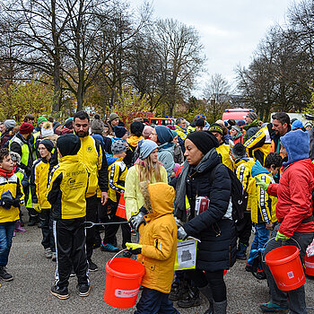 Buntes Treiben trotz grauen Wetters: Rund 230 Personen hatten sich für die Herbstaktion "Saubere Landschaft" angemeldet. Ein Teil versammelte sich um 10 Uhr am Parkplatz Savoyer Au. (Foto: Stadt Freising)