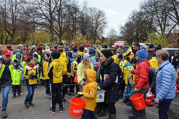 Buntes Treiben trotz grauen Wetters: Rund 230 Personen hatten sich für die Herbstaktion "Saubere Landschaft" angemeldet. Ein Teil versammelte sich um 10 Uhr am Parkplatz Savoyer Au. (Foto: Stadt Freising)