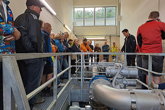 Matthias Weidner führt die Teilnehmenden in das Wasserwerk ein. Foto: Sepp Beck