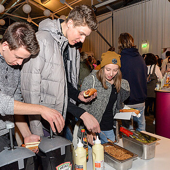 Versorgt wurden die Gäste mit Pizza, Hot Dogs und Getränken. (Foto: Stadt Freising)