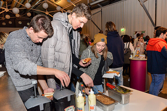 Versorgt wurden die Gäste mit Pizza, Hot Dogs und Getränken. (Foto: Stadt Freising)