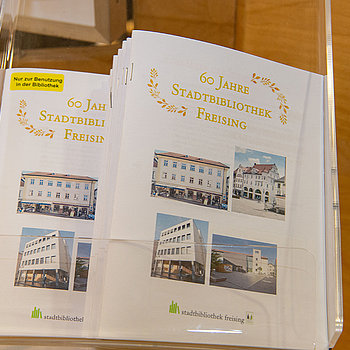 Zum 60-jährigen Bestehen wurde eine interessante Broschüre aufgelegt, die kostenlos mitgenommen werden kann. (Foto: Stadt Freising)