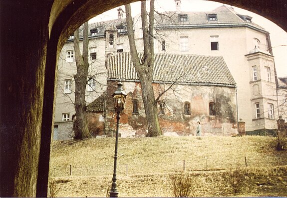 Farbfotografie der Martinskapelle vom Kanzlerbogen aus. Werner Sixt, 1958/59.