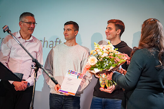 Die Preisträger des Abends: der SG Eichenfeld. Alexander Gifthaler, Korbinian Erbe und Artem Kravchuk nahmen den Freisinger Bären und die Urkunde auf der Bühne entgegen. 