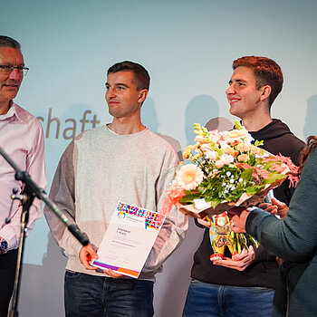 Die Preisträger des Abends: der SG Eichenfeld. Alexander Gifthaler, Korbinian Erbe und Artem Kravchuk nahmen den Freisinger Bären und die Urkunde auf der Bühne entgegen.