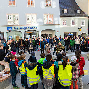 Etwa 200 Gäste feiern die Eröffnung des 3. Bauabschnitts mit. (Foto: Stadt Freising)