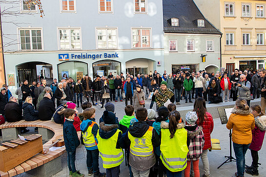 Etwa 200 Gäste feiern die Eröffnung des 3. Bauabschnitts mit. (Foto: Stadt Freising)