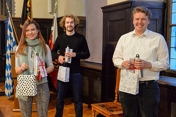 Hannah Burbach, Konstantin Bergt und Michael Weindl (von links), ausgesprochen engagierte Mitglieder des Jugendstadtrats Freising, sind jetzt verabschiedet worden. (Foto: Stadt Freising)