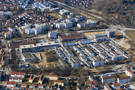 Blick auf das SteinPark-Areal mit der im Bau befindlichen Schulen und Turnhalle sowie der sich im Norden (im Bild rechts) anschließenden Wohnbebauung. (Luftbild: Stefan Satzl)