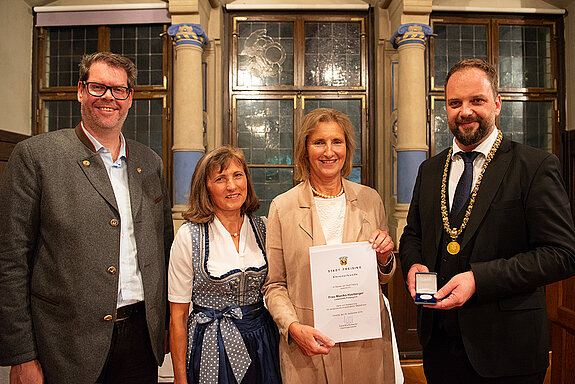 OB Tobias Eschenbacher zeichnet Monika Haslberger (3. von links) aus. (Foto: Stadt Freising)