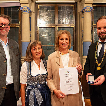 OB Tobias Eschenbacher zeichnet Monika Haslberger (3. von links) aus. (Foto: Stadt Freising)