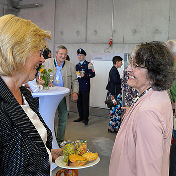 Fröhliches Hallo nach langer Zeit: Rita Schwaiger, Vorsitzende der Hobbykünstler, und Malerin Maria Kiess (v.l.). 