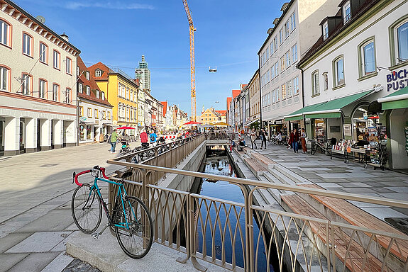 Das Moosach-Geländer ist mehr als nur eine technische Absturzsicherung: Die Brüstung schmückt auch den Stadtraum. (Foto: Stadt Freising)