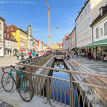 Das Moosach-Geländer ist mehr als nur eine technische Absturzsicherung: Die Brüstung schmückt auch den Stadtraum. (Foto: Stadt Freising)