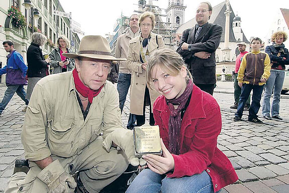 Die Schülerin Katharina Prokopp hat 2005 den Künstler Gunter Demnig und vier seiner „Stolpersteine“ nach Freising geholt. (Foto: Siegfried Martin)