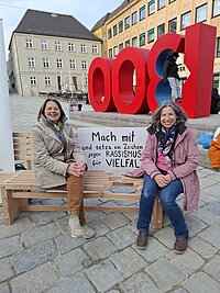 Auf dem Bild sind Teilnehmende an der Foto-Aktion zum Tag gegen Rassismus zu sehen. Auf dem Bild sind Teilnehmende an der Foto-Aktion zum Tag gegen Rassismus zu sehen.