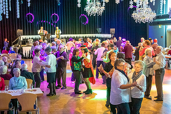 Mit Sang und Klang in die fünfte Jahreszeit 2019 - die Senior*innen schwangen zur Musik des Bergduos das Tanzbein. Foto: Thomas Mauer
