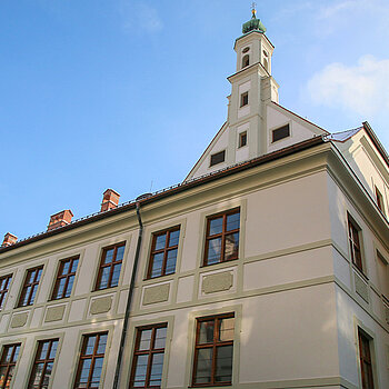 Das neue Asamgebäude: Nach dem Abbau des Gerüsts an der Nord- und Westseite kann die schmucke Fassade bewundert werden. (Foto: Stadt Freising)