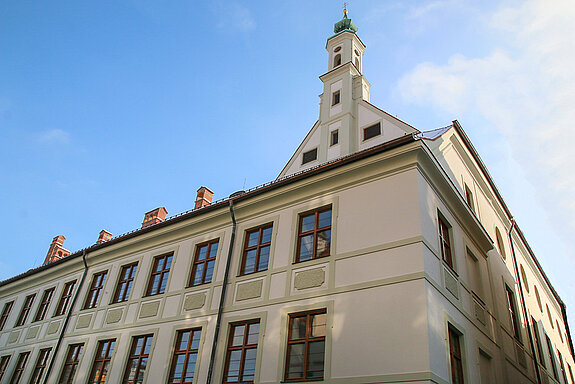 Das neue Asamgebäude: Nach dem Abbau des Gerüsts an der Nord- und Westseite kann die schmucke Fassade bewundert werden. (Foto: Stadt Freising)