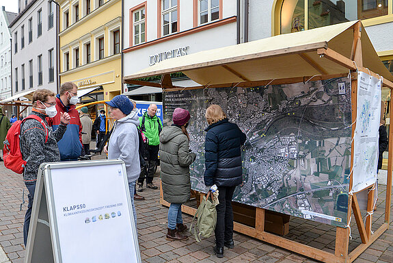 Eindrücke vom Informationsstand am Wochenmarkt Freising im November 2021 zum Klimaanpassungskonzept. (Foto: Stadt Freising)