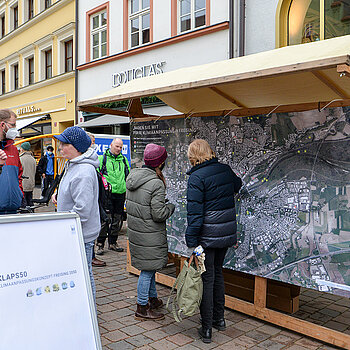 Eindrücke vom Informationsstand am Wochenmarkt Freising im November 2021 zum Klimaanpassungskonzept. (Foto: Stadt Freising)