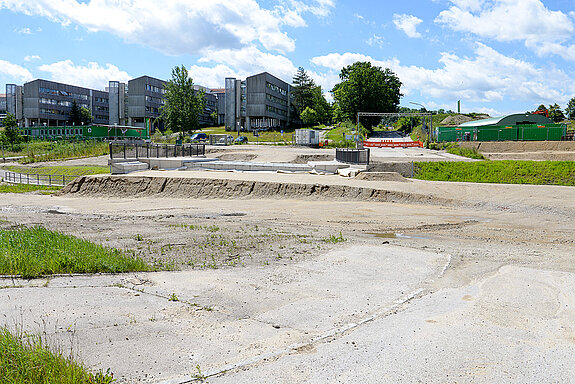 Blick von der Thalhauser Straße auf das Gelände mit den - aus dieser Perspektive kaum wahrnehmbaren - Brücken. (Foto: Stadt Freising)