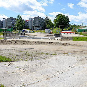 Blick von der Thalhauser Straße auf das Gelände mit den - aus dieser Perspektive kaum wahrnehmbaren - Brücken. (Foto: Stadt Freising)