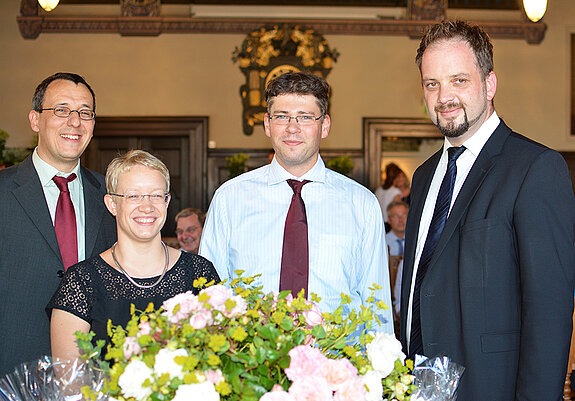 OB Tobias Eschenbacher (rechts) beglückwünscht die Preisträger 2015, Dr. Stefanie Ranf und Nicoas Gisch, es gratuliert auch Prof. Dr. Hückelhoven (links). (Foto: Stadt Freising)