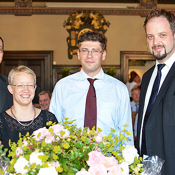 OB Tobias Eschenbacher (rechts) beglückwünscht die Preisträger 2015, Dr. Stefanie Ranf und Nicoas Gisch, es gratuliert auch Prof. Dr. Hückelhoven (links). (Foto: Stadt Freising)