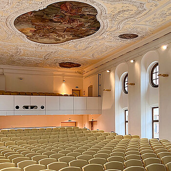 Asamsaal - Blick von der B&uuml;hne Richtung Empore. (Foto: ski)
