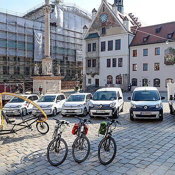 Der elektrische Fuhrpark der Stadt Freising mit drei Bikes, einem Lastenfahrrad sowie sechs Dienstfahrzeugen - bis 2021 sollen weitere fünf Autos angeschafft werden. (Foto: Stadt Freising)