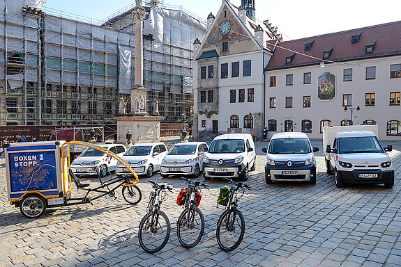 Der elektrische Fuhrpark der Stadt Freising mit drei Bikes, einem Lastenfahrrad sowie sechs Dienstfahrzeugen - bis 2021 sollen weitere fünf Autos angeschafft werden. (Foto: Stadt Freising)