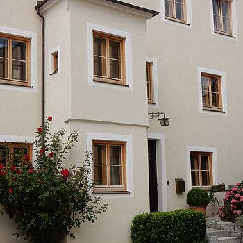 Fassade mit zweigeschossigem Erker