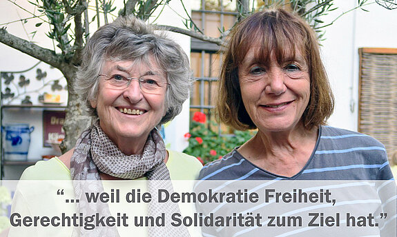 Helma Dietz und Irmgard Koch von Modern Studio e.V. sind dabei "weil die Demokratie Freiheit, Gerechtigkeit und Solidarität zum Ziel hat" Foto: Modern Studio