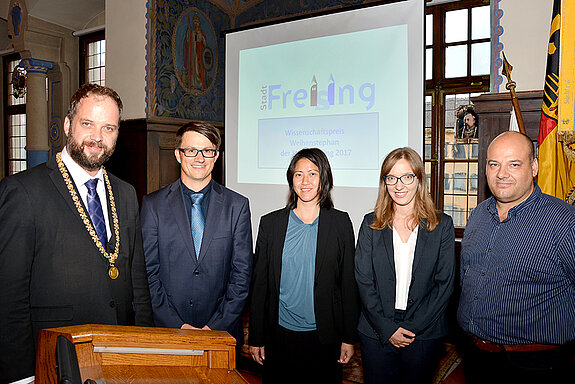 OB Tobias Eschenbacher zeichnet Privatdozent Dr. Carsten W. Müller und Prof. Jenny Kao-Kniffin sowie Dr. Christina Lehermeier und Prof. Dr. Gustavo de los Campos mit dem Wissenschaftspreis Weihenstephan der Stadt Freising 2017 aus (v.l.). Foto: Stadt Freising